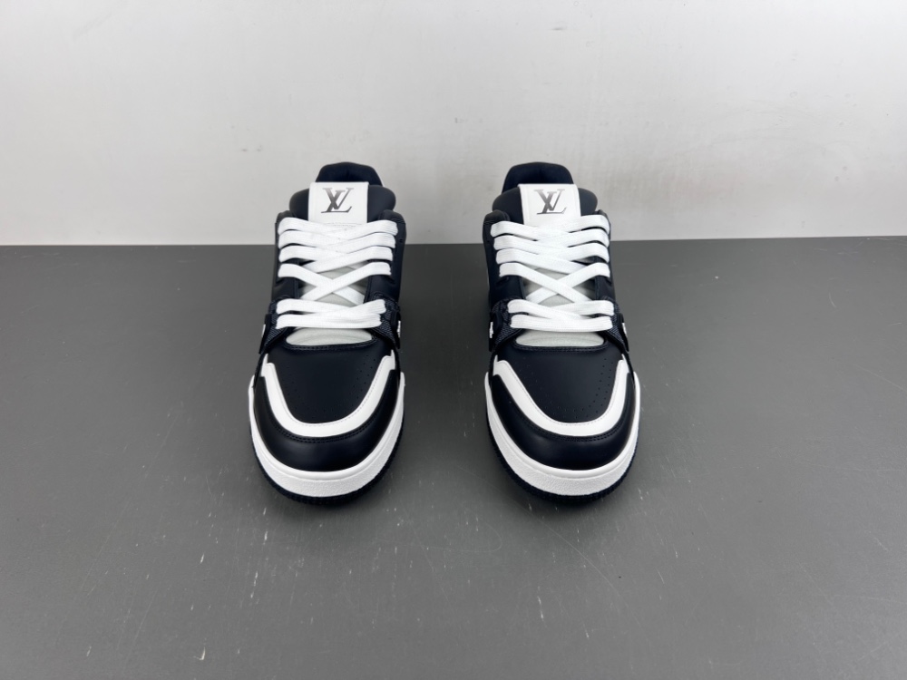 LV Trainer Sneaker X2 083