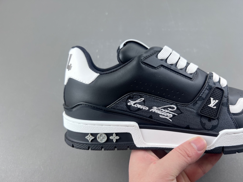 LV Trainer Sneaker X2 083