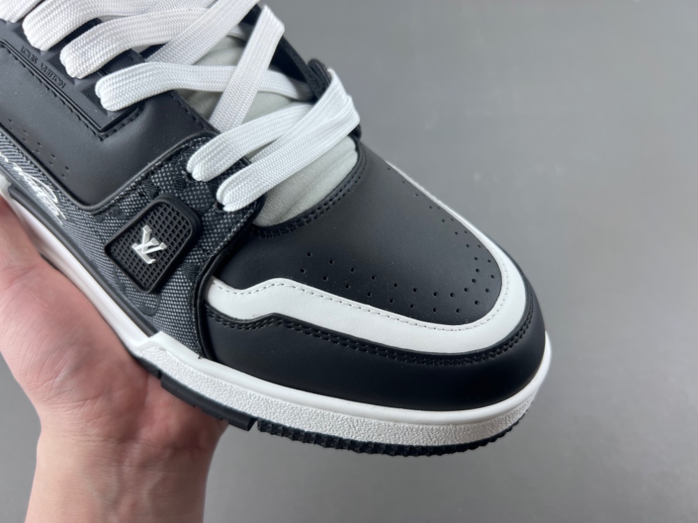 LV Trainer Sneaker X2 083
