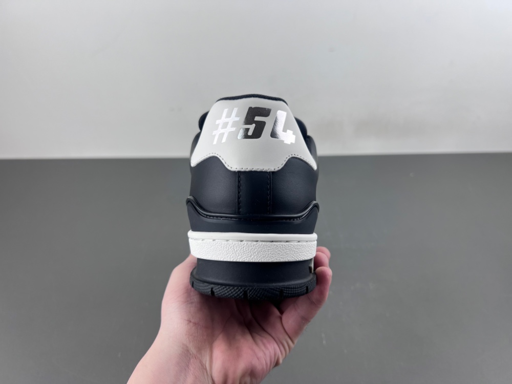 LV Trainer Sneaker X2 083