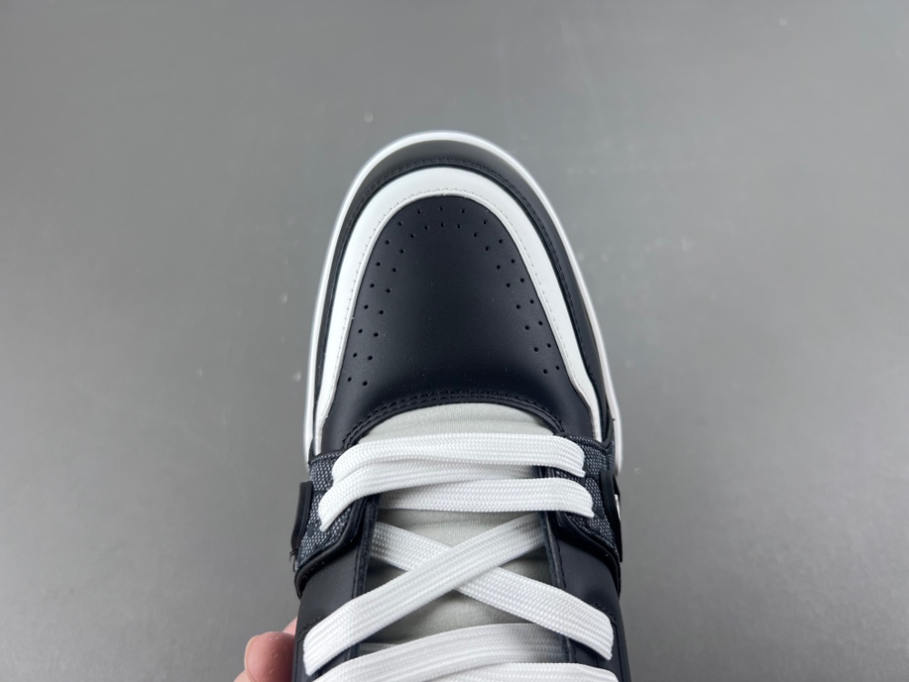 LV Trainer Sneaker X2 083