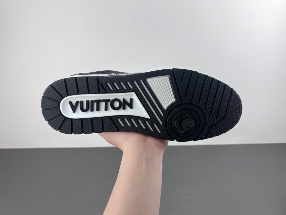 LV Trainer Sneaker X2 083