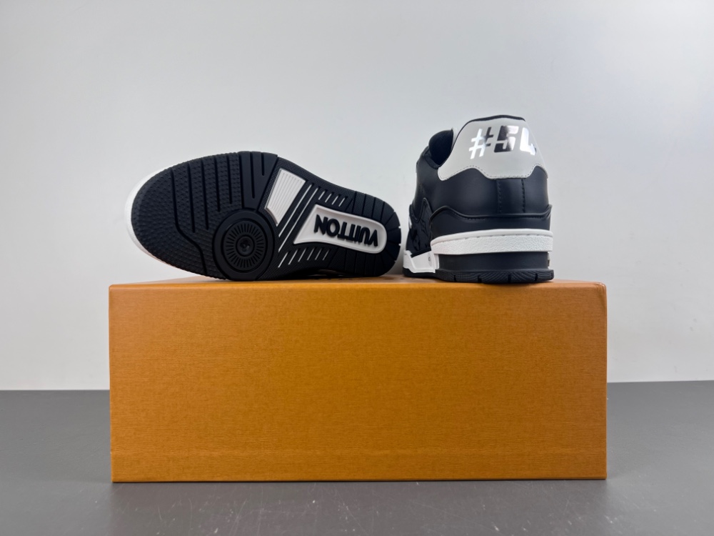 LV Trainer Sneaker X2 083