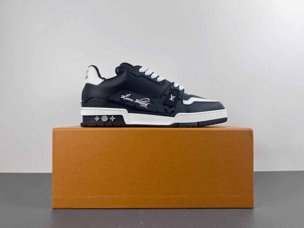 LV Trainer Sneaker X2 083