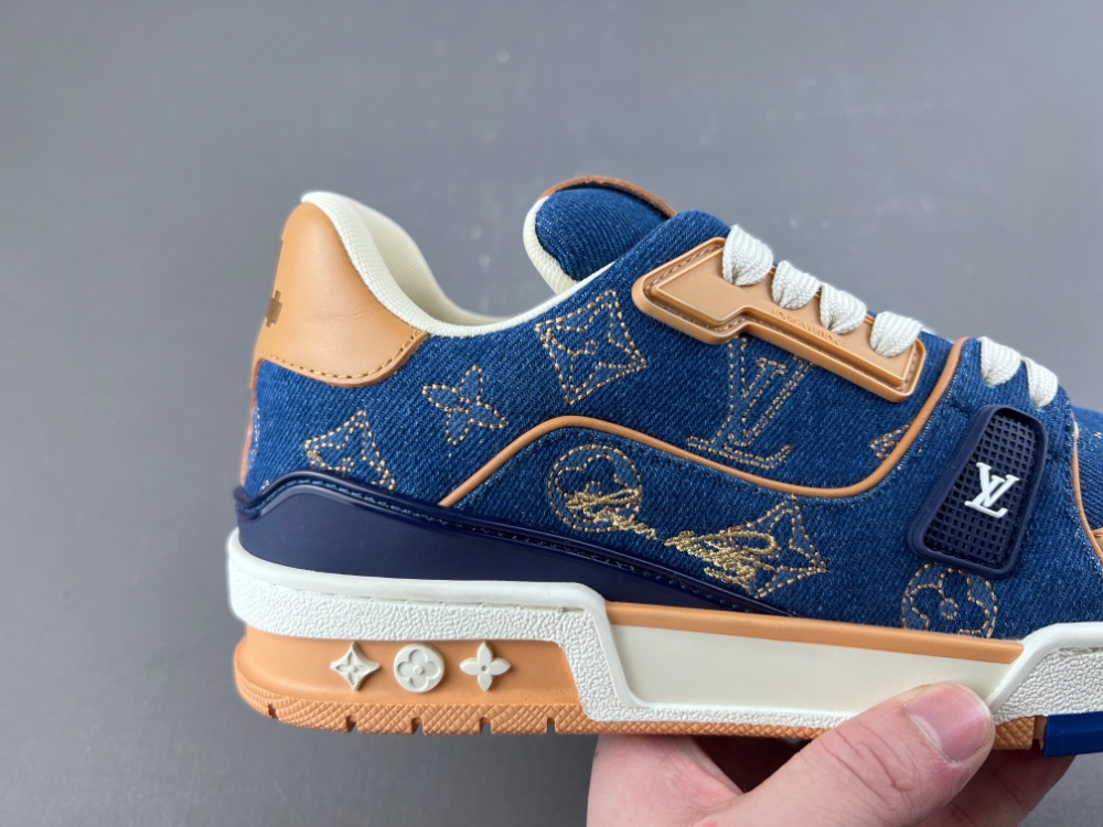 LV Trainer Sneaker X2 084