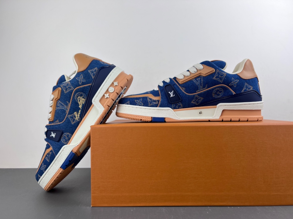 LV Trainer Sneaker X2 084