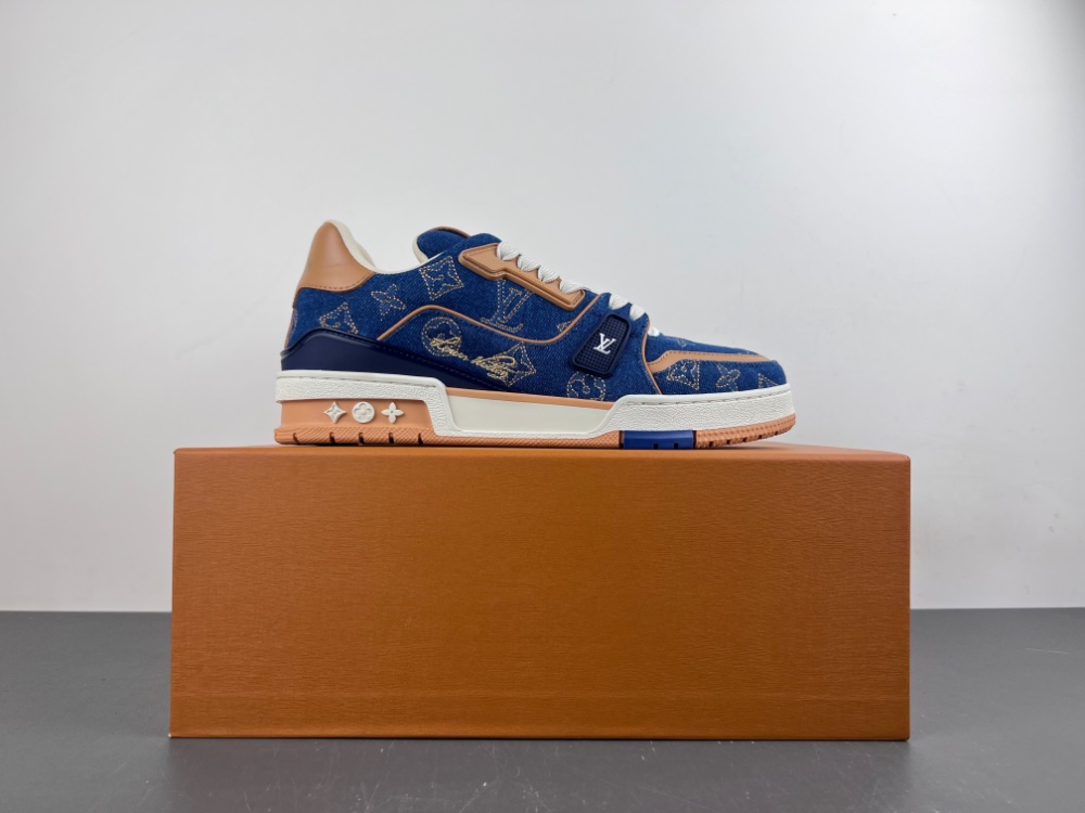 LV Trainer Sneaker X2 084