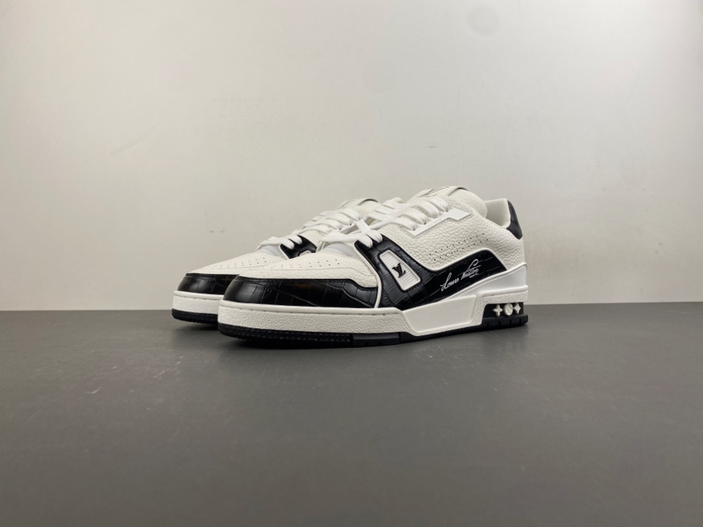 LV Trainer Sneaker X2 085
