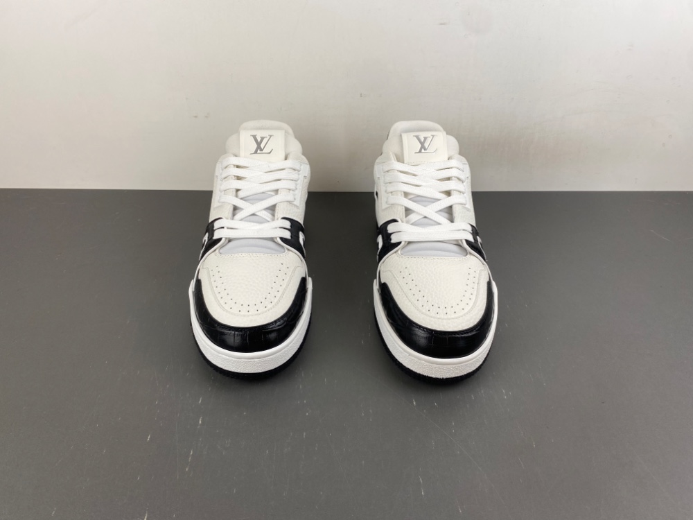 LV Trainer Sneaker X2 085