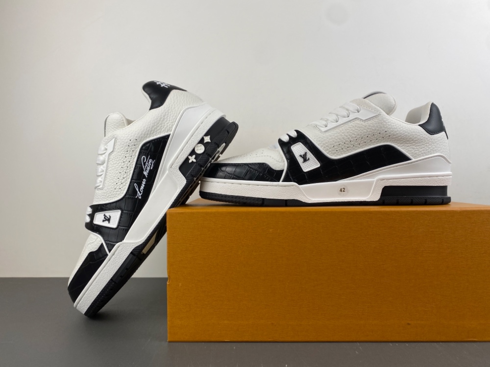 LV Trainer Sneaker X2 085
