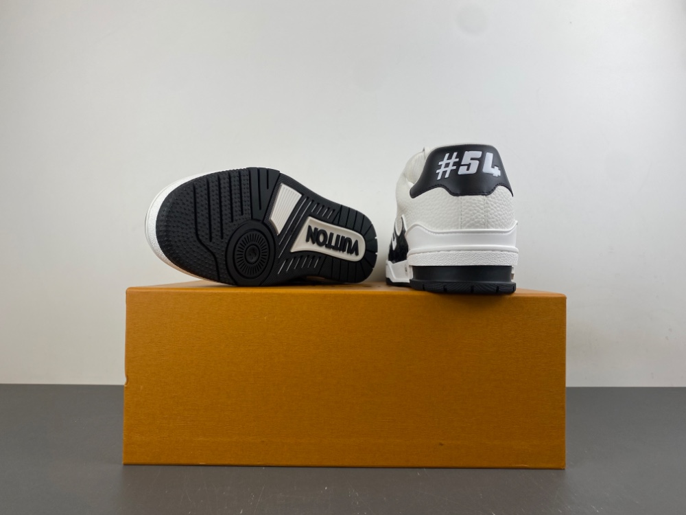LV Trainer Sneaker X2 085