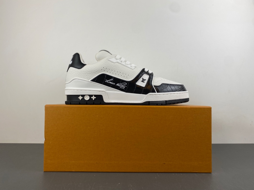 LV Trainer Sneaker X2 085