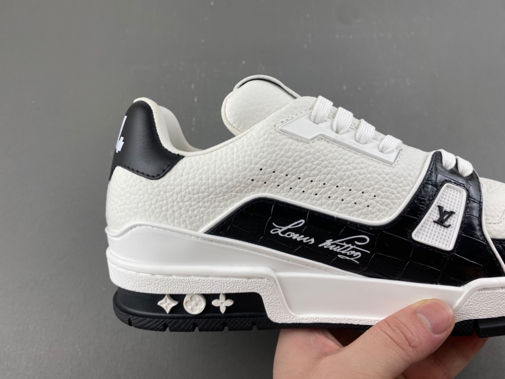 LV Trainer Sneaker X2 085