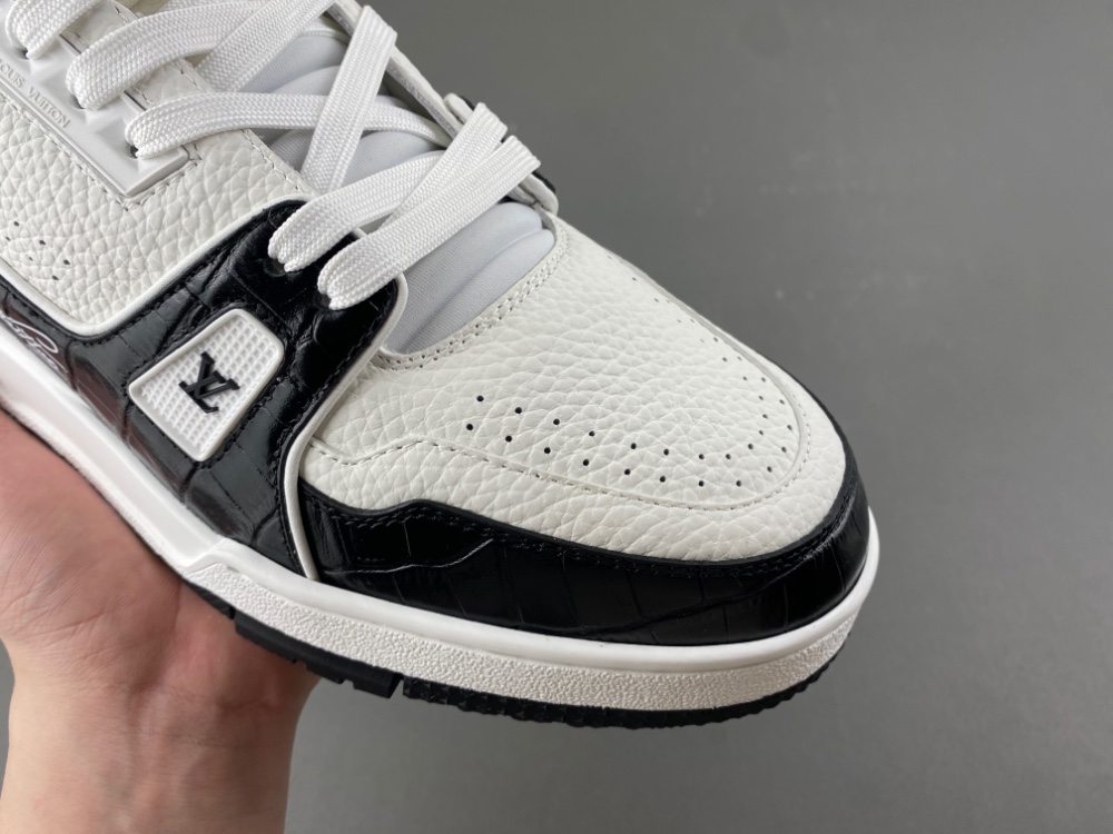 LV Trainer Sneaker X2 085