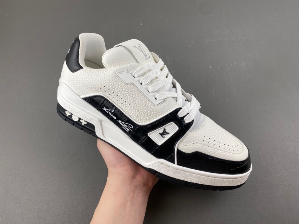 LV Trainer Sneaker X2 085
