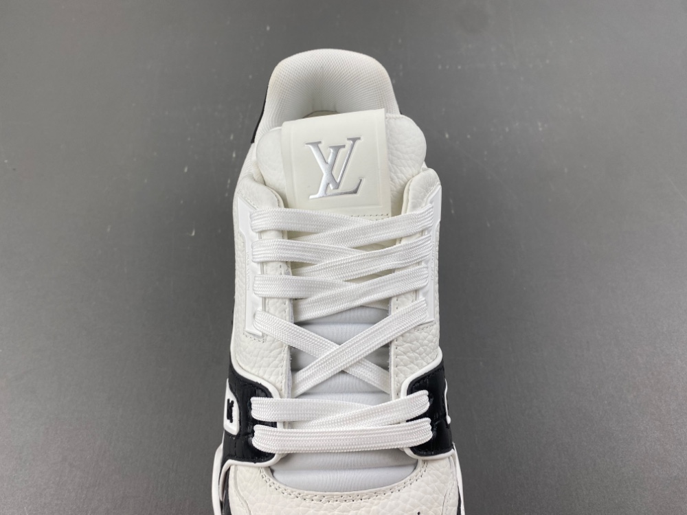 LV Trainer Sneaker X2 085