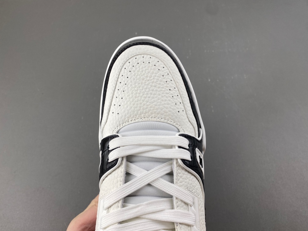 LV Trainer Sneaker X2 085