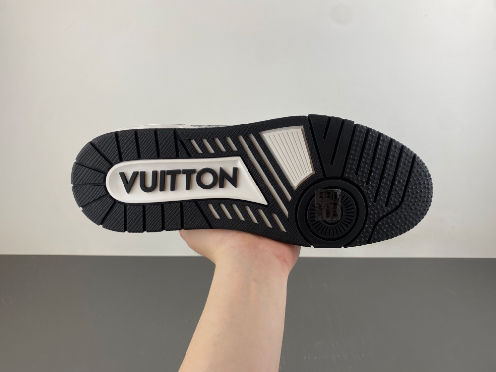 LV Trainer Sneaker X2 085