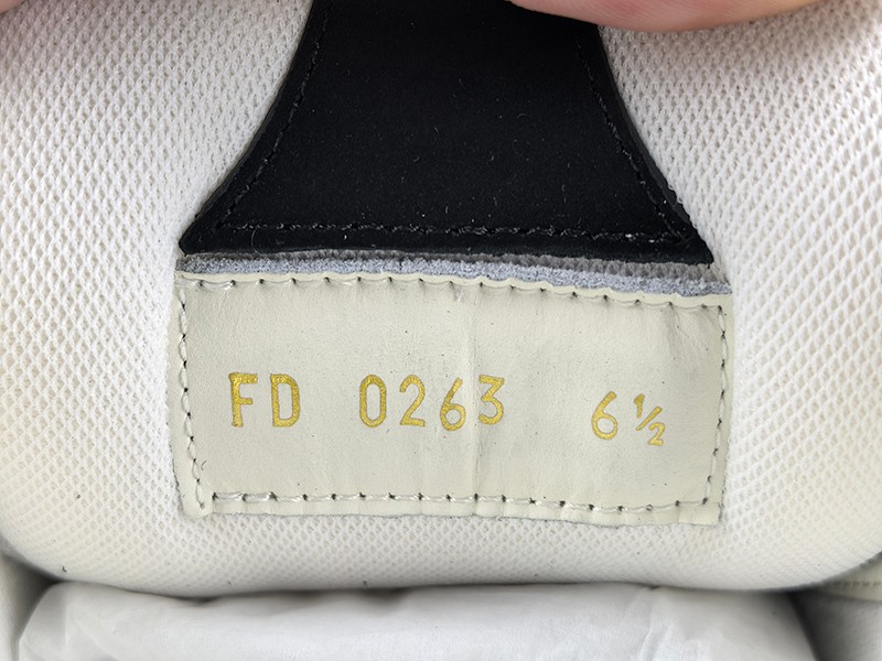 LV Trainer Sneaker 086