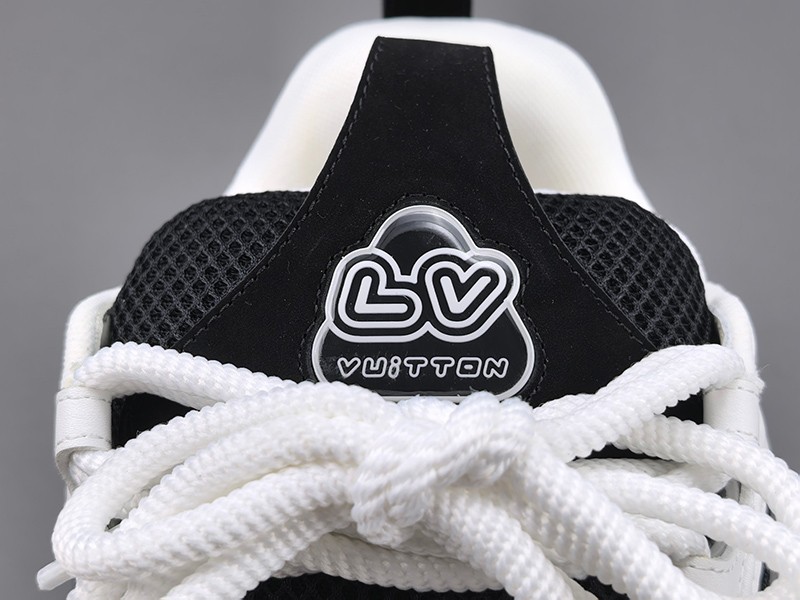 LV Trainer Sneaker 086