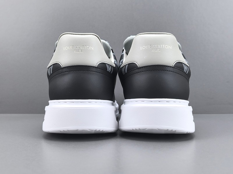 LV Trainer Sneaker 090