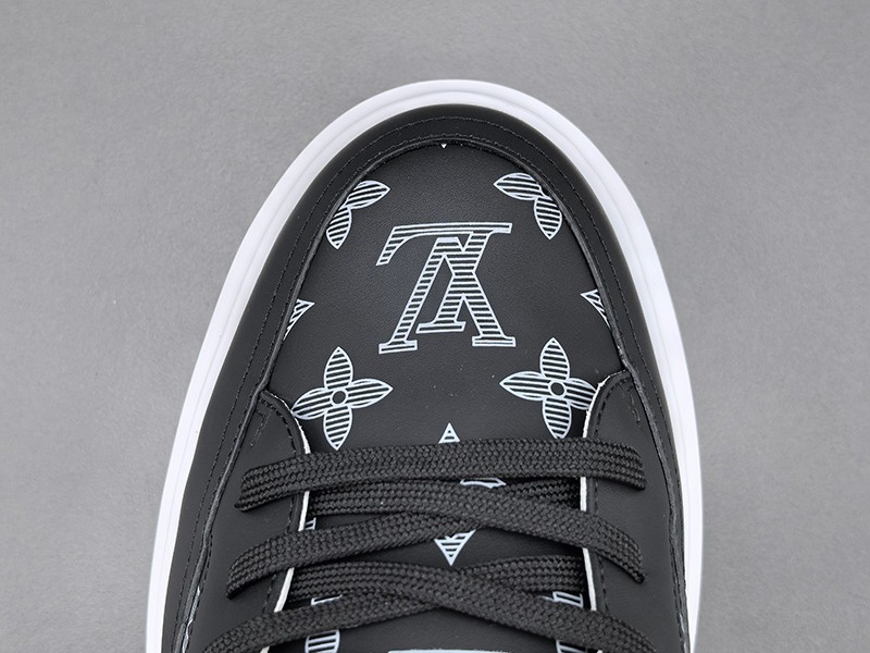 LV Trainer Sneaker 090