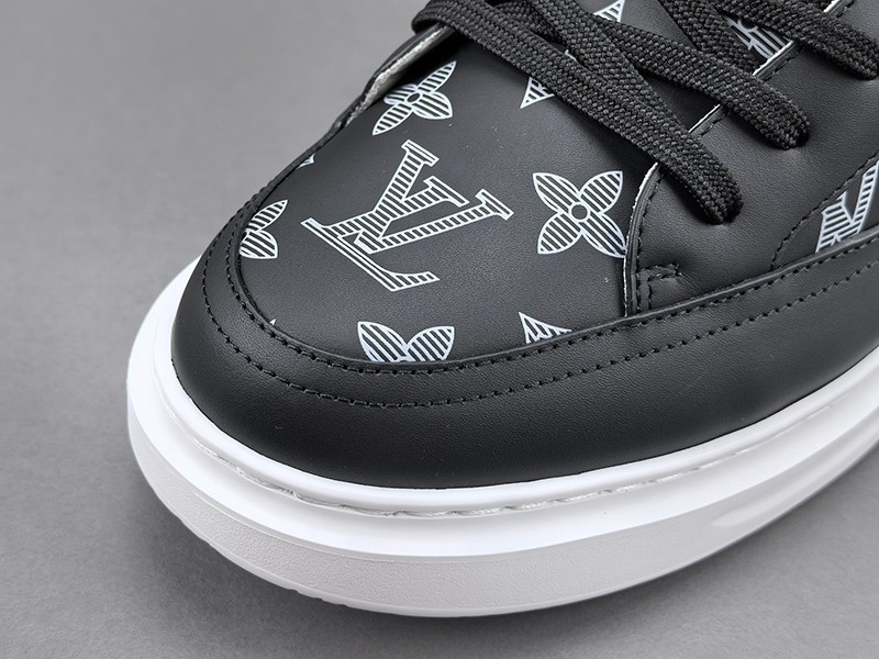 LV Trainer Sneaker 090