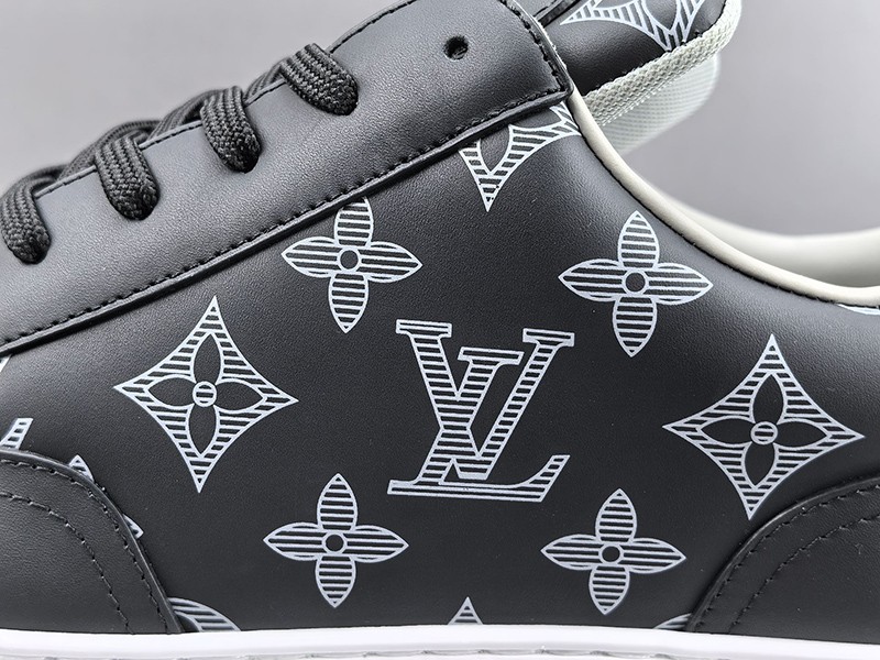 LV Trainer Sneaker 090