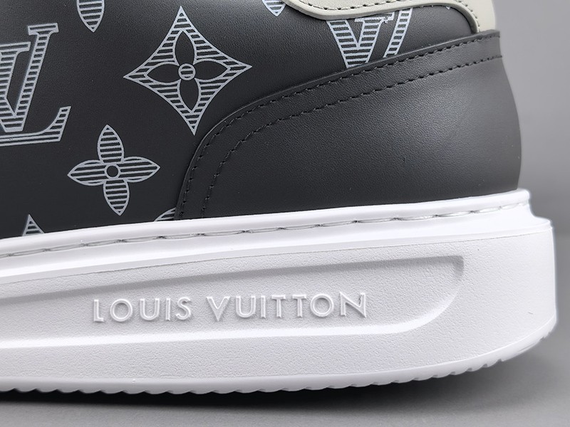 LV Trainer Sneaker 090