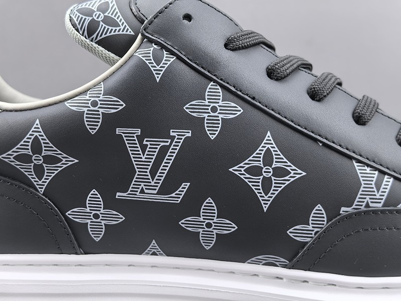 LV Trainer Sneaker 090