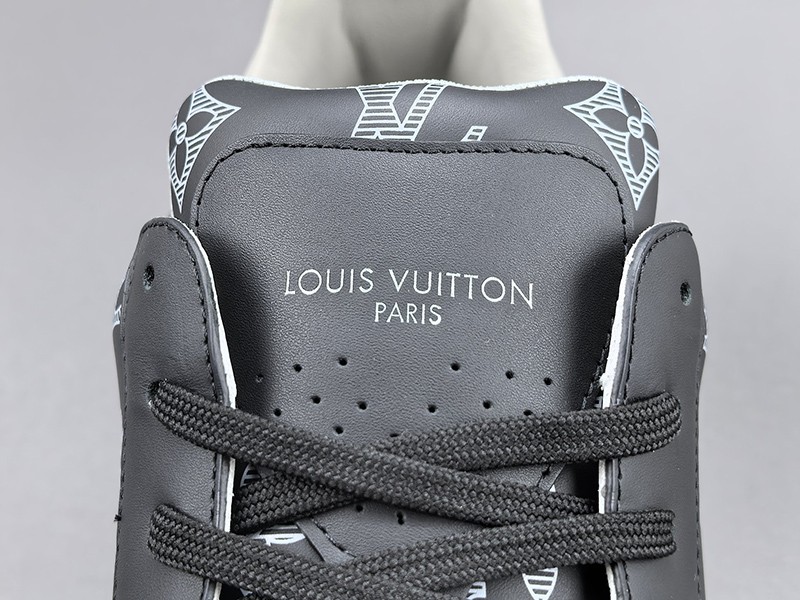 LV Trainer Sneaker 090