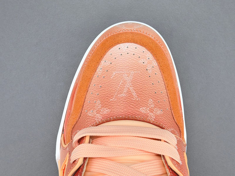 LV Trainer Sneaker 093