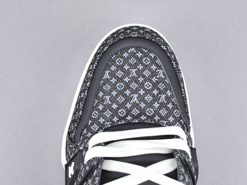 LV Trainer Sneaker 137