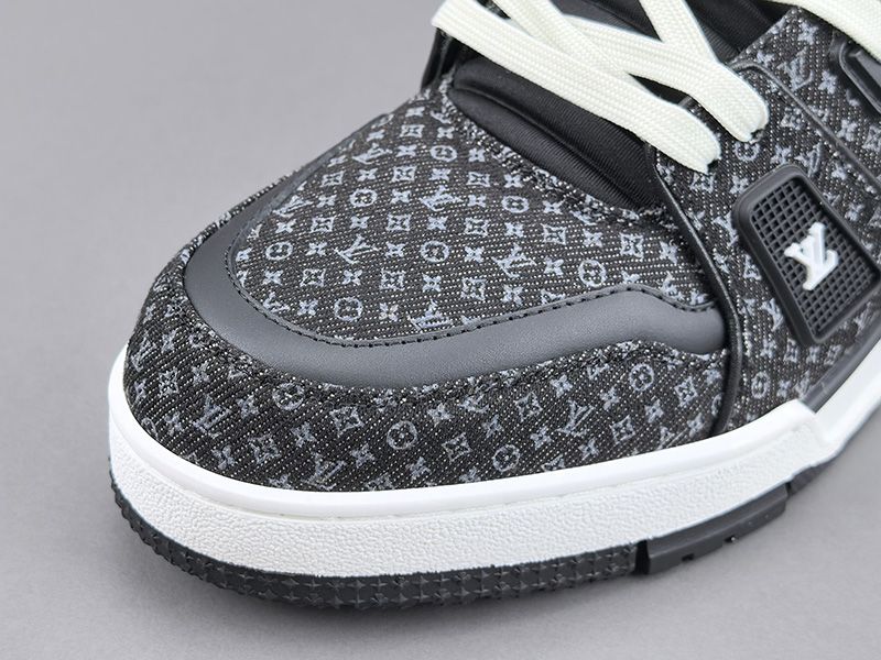 LV Trainer Sneaker 137