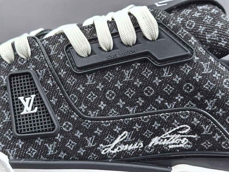 LV Trainer Sneaker 137