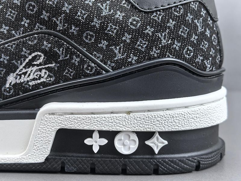 LV Trainer Sneaker 137