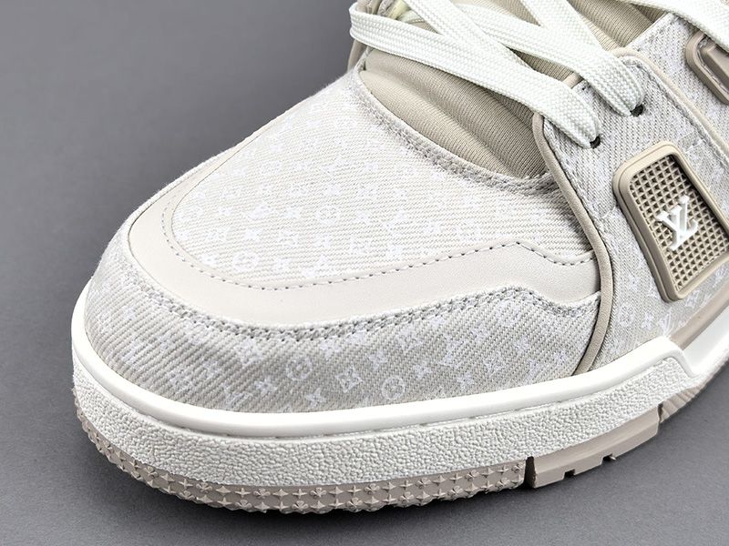 LV Trainer Sneaker 142