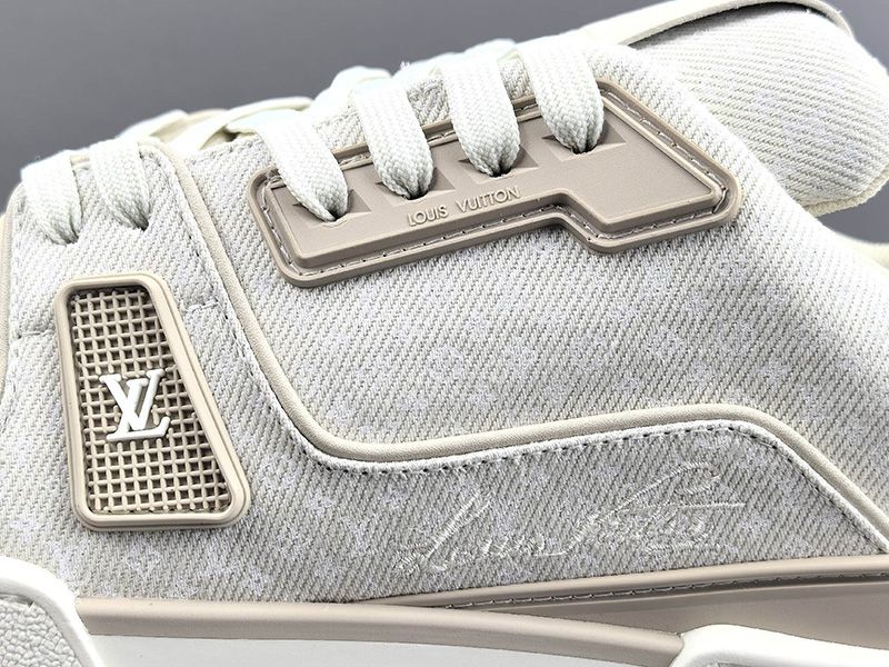 LV Trainer Sneaker 142
