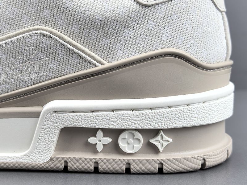 LV Trainer Sneaker 142
