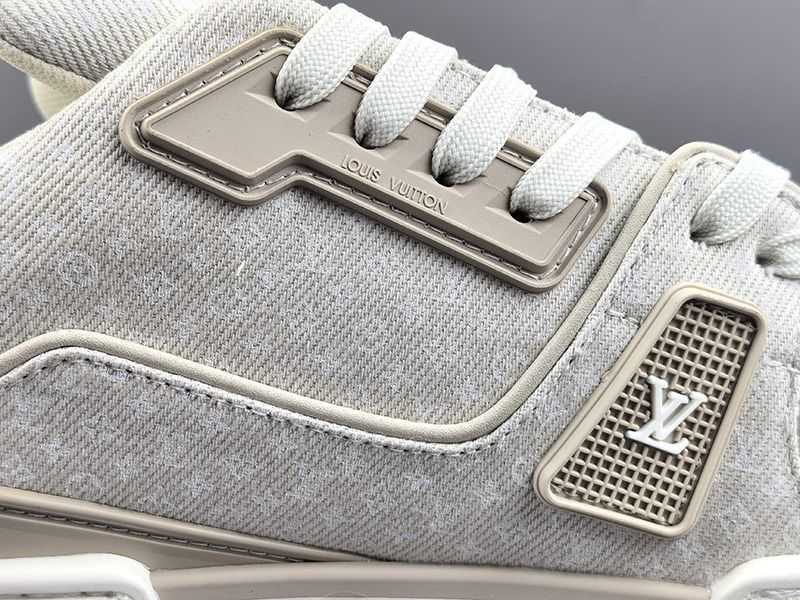 LV Trainer Sneaker 142