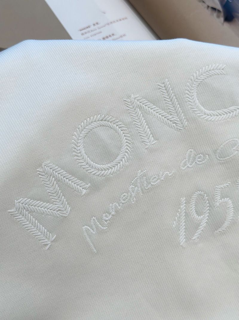 Moncler Crew Sweatshirt 004