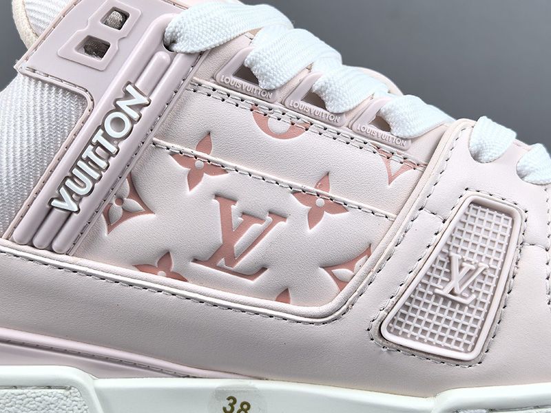 LV Wmns Trainer Sneaker 146