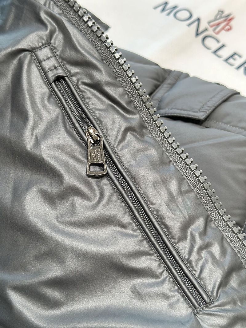 Moncler Down jacket 023